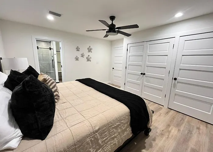 Love Shack In Foley/ Hot Tub / Modern Cozy