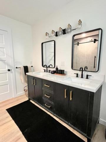 Shack In Foley/ Hot Tub / Modern Cozy