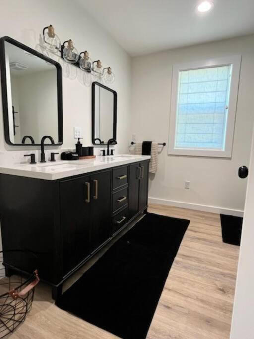 Shack In Foley/ Hot Tub / Modern Cozy Holiday home Foley