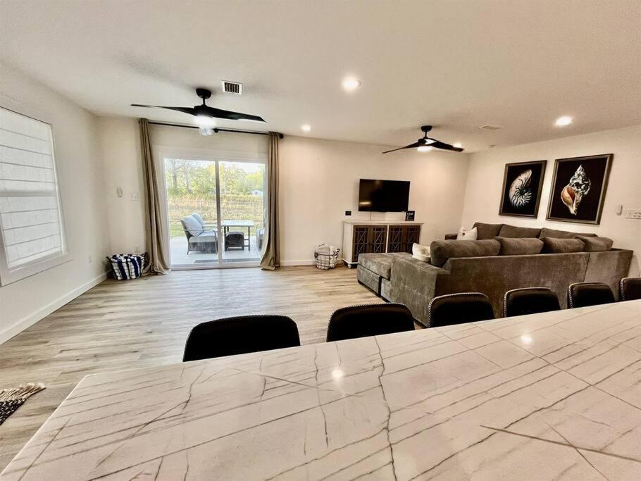 Shack In Foley/ Hot Tub / Modern Cozy Holiday home *