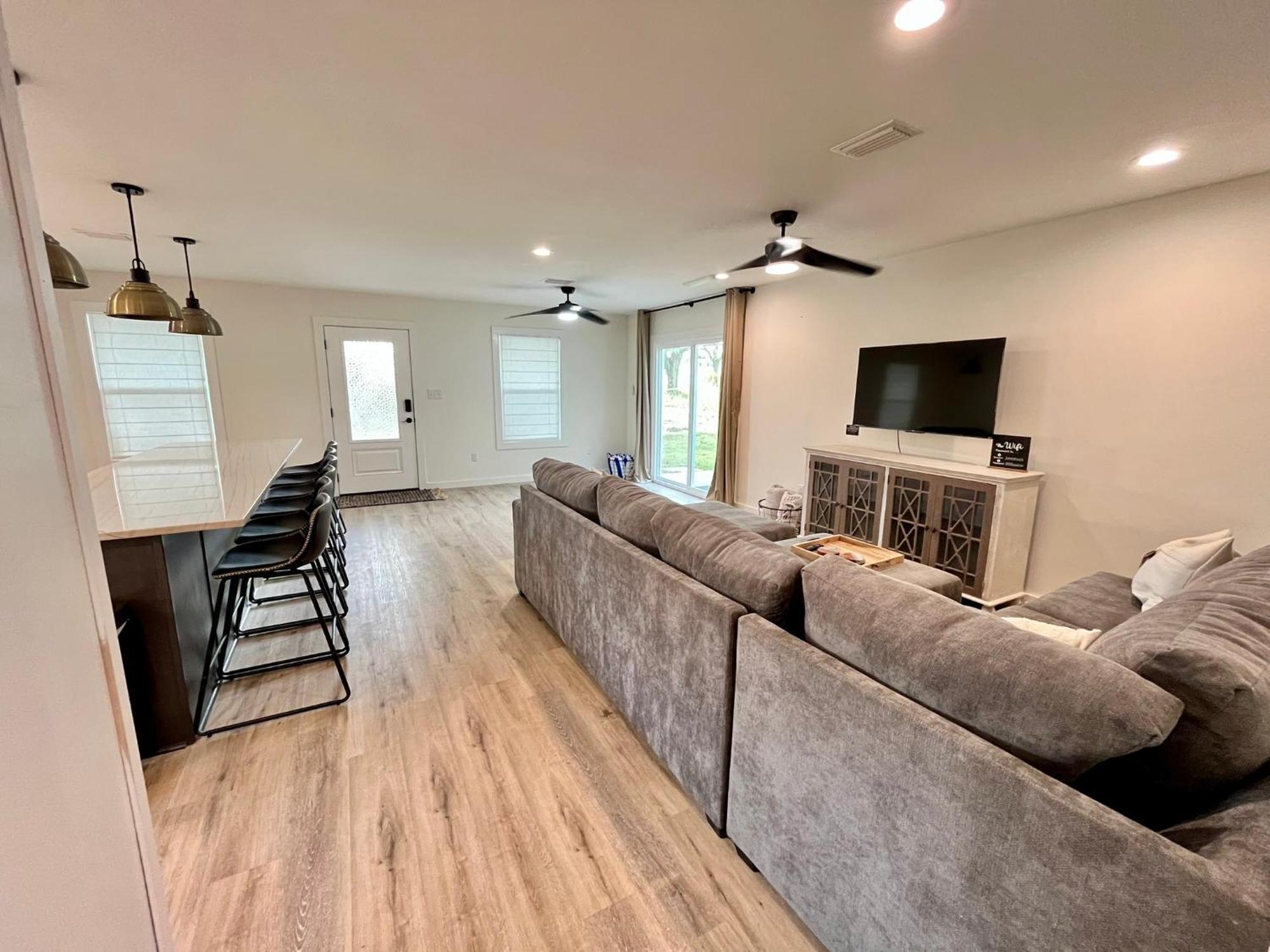 Shack In Foley/ Hot Tub / Modern Cozy Holiday home *