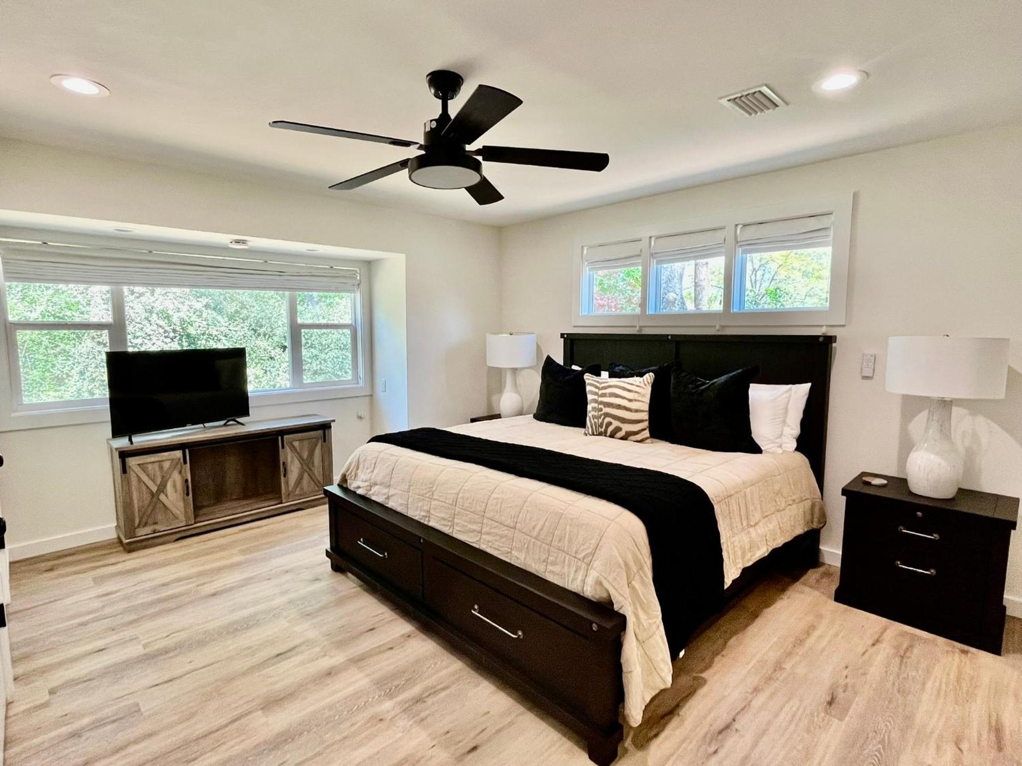 Holiday home Shack In Foley/ Hot Tub / Modern Cozy *