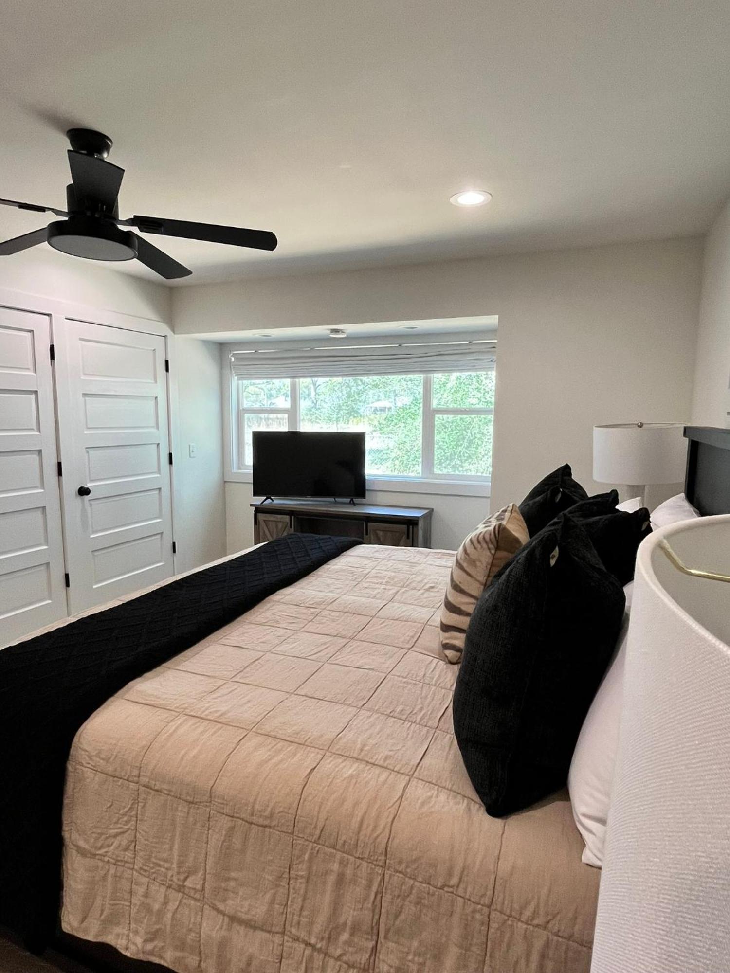 Holiday home Shack In Foley/ Hot Tub / Modern Cozy Foley