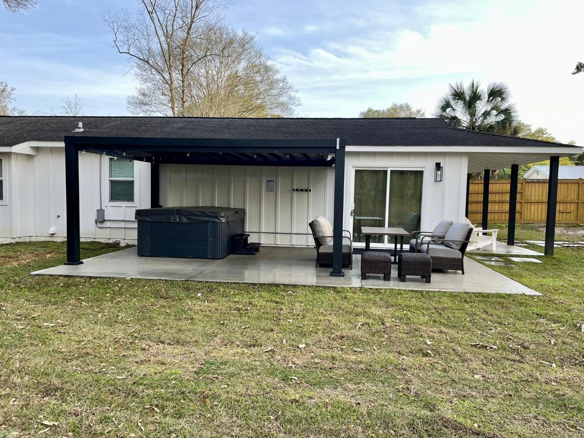 Shack In Foley/ Hot Tub / Modern Cozy